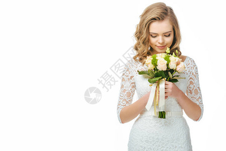年轻新娘用婚礼花束的肖像画图片