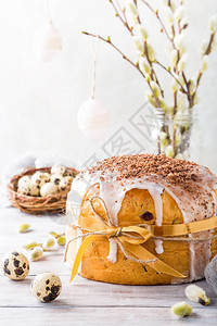 复活节正统甜食面包木瓜和光背景的多彩蛋复活节假日早餐概念图片