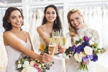 新娘在婚礼工作室里穿着带有香槟的蕾丝连衣裙图片