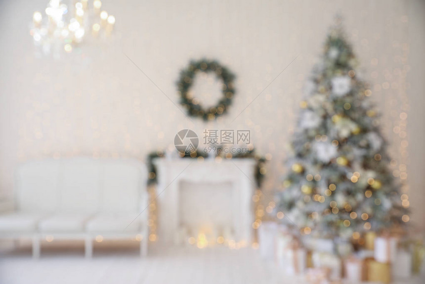 客厅内有时尚的室内圣诞树和壁炉很图片