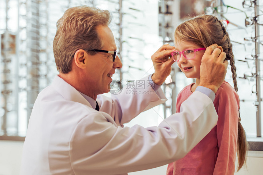 英俊的中年眼科医生和漂亮的小女病人选择最好图片