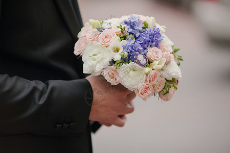 明亮时尚的花卉婚礼花束图片