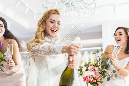 年轻笑的新娘和伴娘在婚礼图片