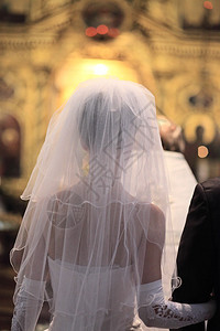 新娘在东正教堂背景图片
