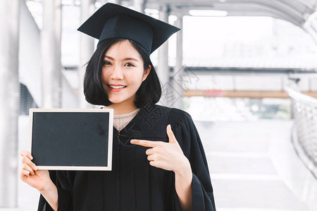 持有空白板的女学生成功图片