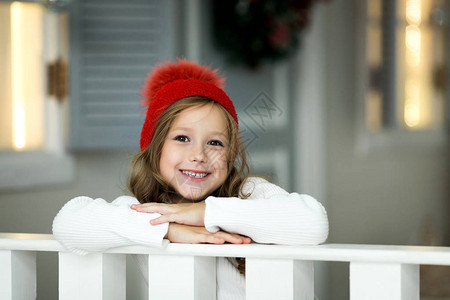 美丽的小快乐女孩庆祝圣诞节仰图片