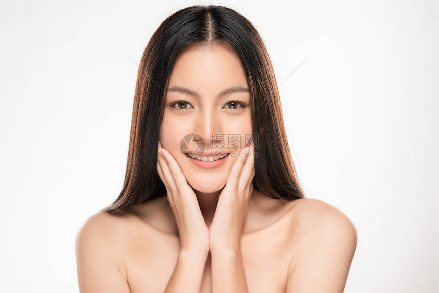 美丽的年轻亚洲女人与干净清新的皮肤看起来女孩美容面部护理脸部护理美容图片