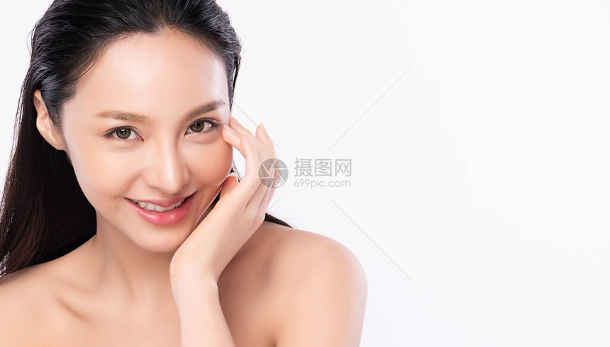 美丽的年轻亚洲女触摸她干净的面孔图片