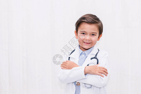 带着医生和听诊器衣服的小医生图片