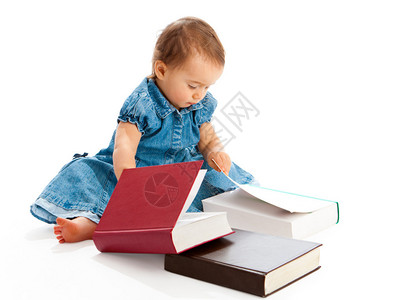 孩子读一本厚的书图片