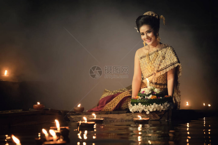 泰国传统服饰的亚洲妇女举行水灯节图片