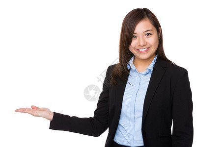 手掌敞开的商业服上年轻亚洲女商人以开放图片