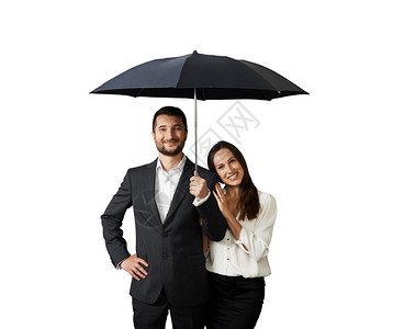 在黑伞下快乐的一对笑的情侣孤立图片