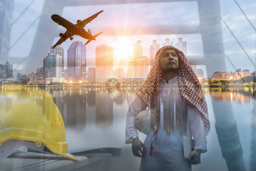 阿拉伯工程师公司和城市风景及夜间日落的双重接触用于商业概图片