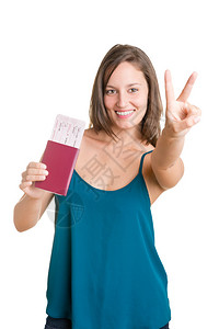 带着普通票和护照的快乐年轻女子背景图片