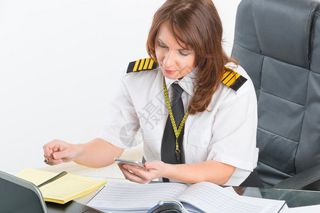 在飞行前简报时使用移动电话和膝上型电脑背景图片