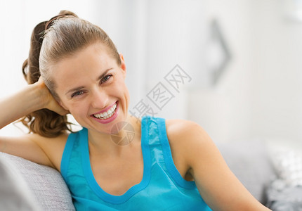 坐在客厅里微笑的年轻女人图片