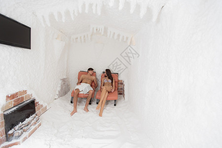 在盐室放松的年轻夫妇图片