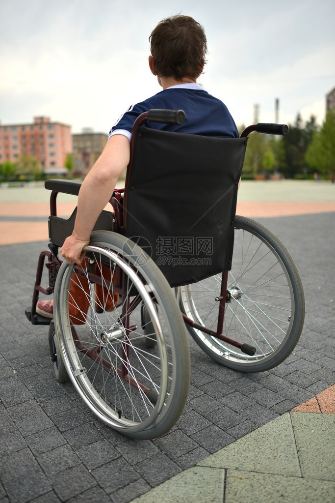 轮椅的无效的人图片
