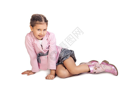小女孩坐在地板上笑着看镜头微笑图片