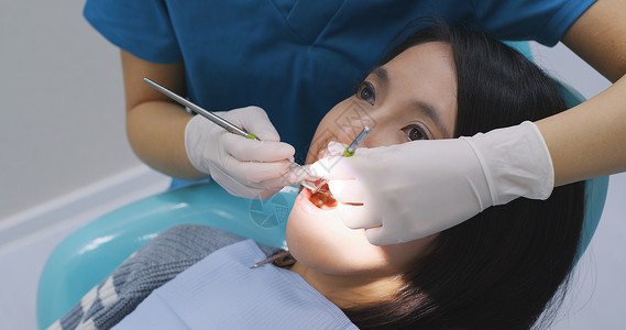 亚洲女在牙科诊所接受牙齿图片
