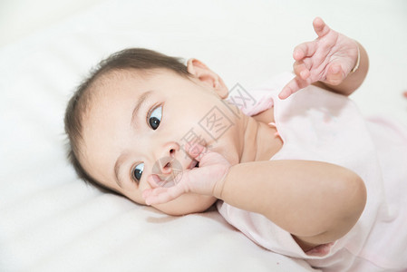 亚洲婴儿吮吸他的手指图片