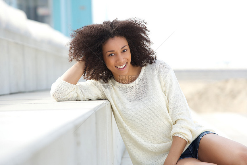 一位美丽的黑人女在户外放松的近距离肖像友好年轻女时图片