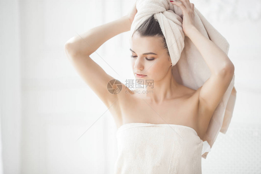 洗完澡后穿着毛巾的漂图片