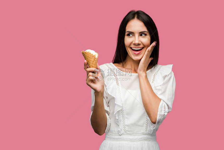 穿着衣服的兴奋女人拿着美味的冰淇淋甜筒图片