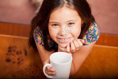 喝咖啡或茶的小女孩图片