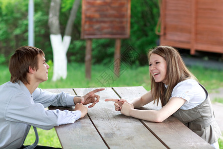女孩和男孩在夏天户外讨论图片