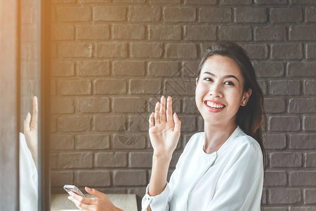 漂亮的女人挥手向你问好图片