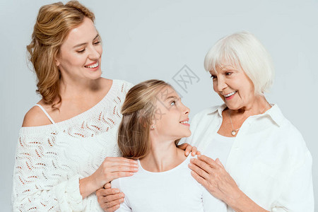 带着微笑的母亲和祖母抱的外孙女在图片