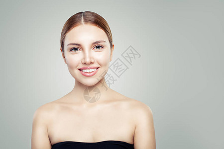 有健康皮肤的微笑妇女年轻完美的模范脸孔面部治疗皮肤护理图片
