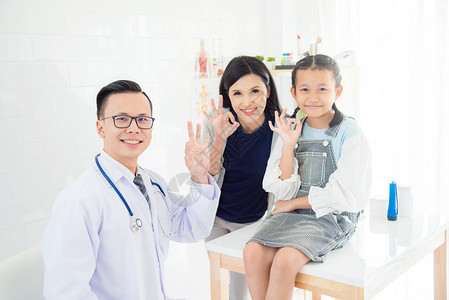年轻的亚洲医生年轻的病人女孩妈做图片