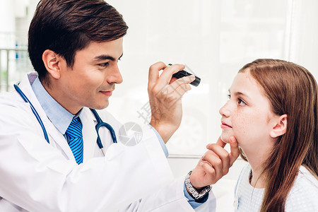 医生检查和检查在医院中与女童的眼部保健和医疗图片