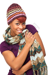 身戴冬帽和围巾的美籍非裔可爱女孩图片