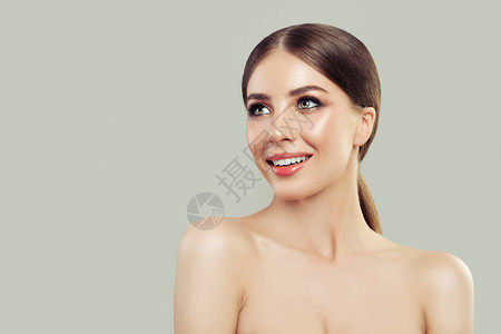 格开朗的女人水疗模型与健康的皮肤和直发微笑面部护理美容图片