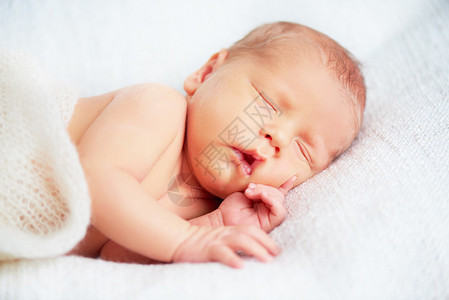 可爱的新生婴儿用白色图片
