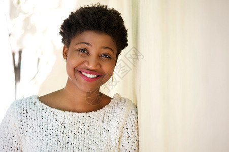 一个自信的年轻黑人女子微笑图片