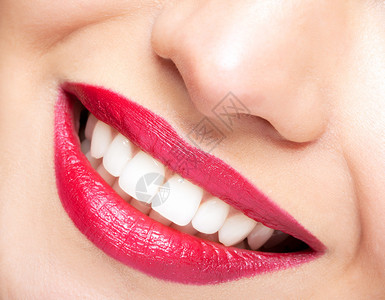 女红嘴唇和健康的白牙微笑张图片