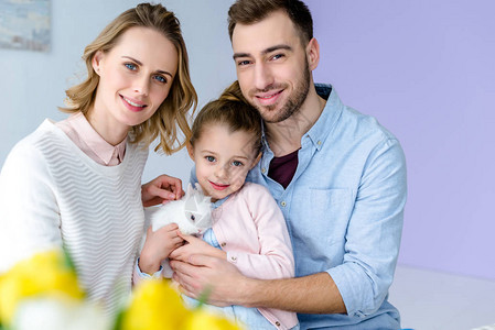 拿着白兔的幸福家庭图片