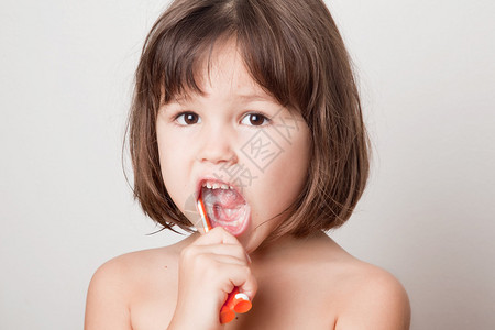 一个女孩的肖像清洁牙齿图片