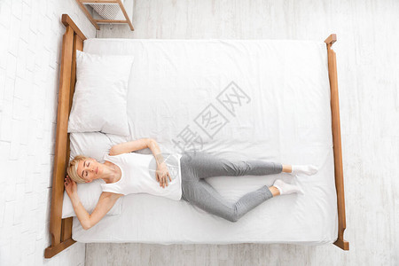 女睡在床上闭着眼睛日间睡眠复制空图片