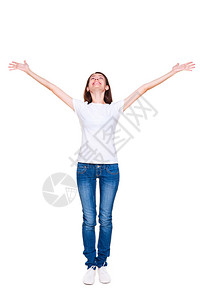 欢乐的年轻女子站着举起手来满身画像照图片