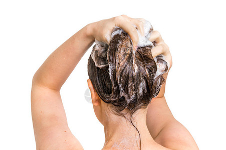有魅力的女人在淋浴时用洗发水洗头白图片