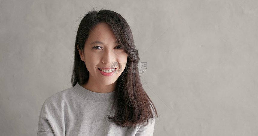 年轻的亚洲女人微笑图片