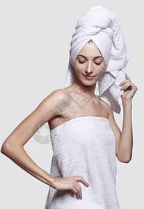 美丽的女孩的画像头上有浴巾的年轻女子女穿着浴巾在灰色的图片