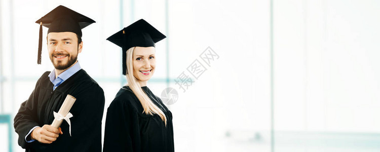 穿着礼服和帽子的快乐毕业学图片