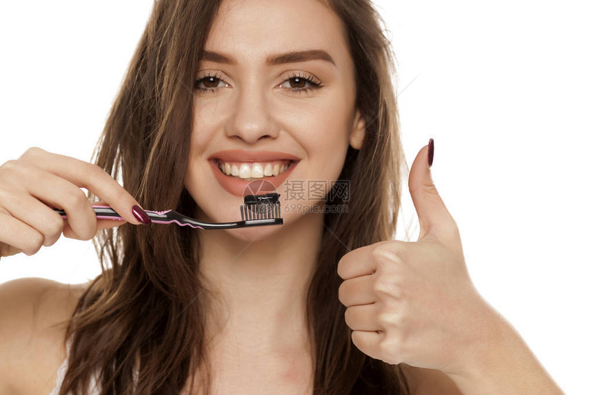 年轻女子用黑牙糊刷牙图片